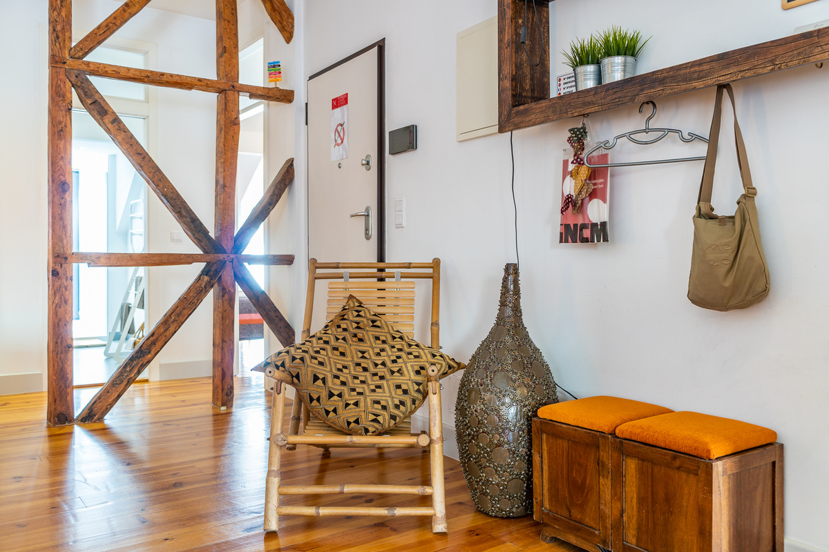 Charming_Loft_LivingRoom9