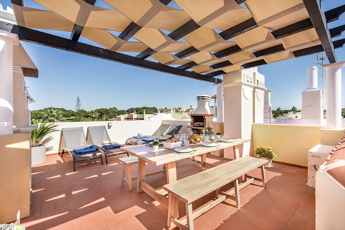 Roof terrace with bbq and dining table