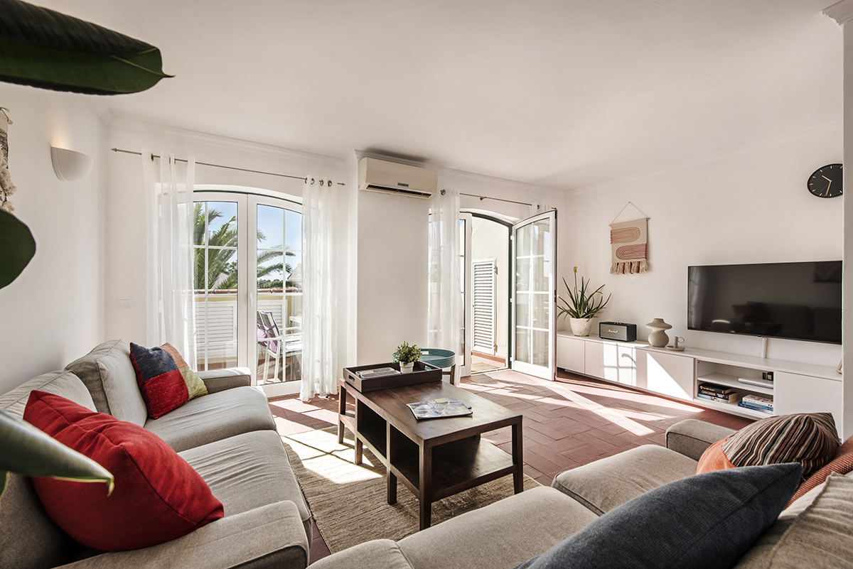 Living room with direct access to the 2nd terrace